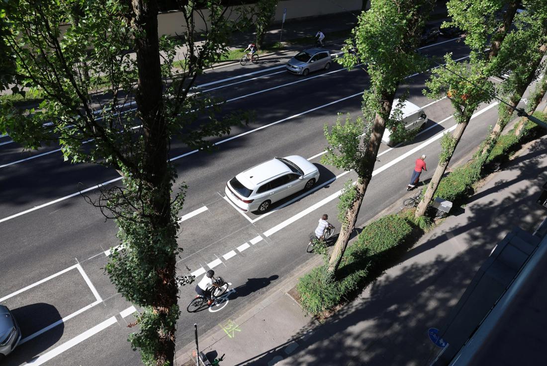 Lindwurmstraße von oben: Die Autos parken nun zwischen Fahrbahn und Radweg.