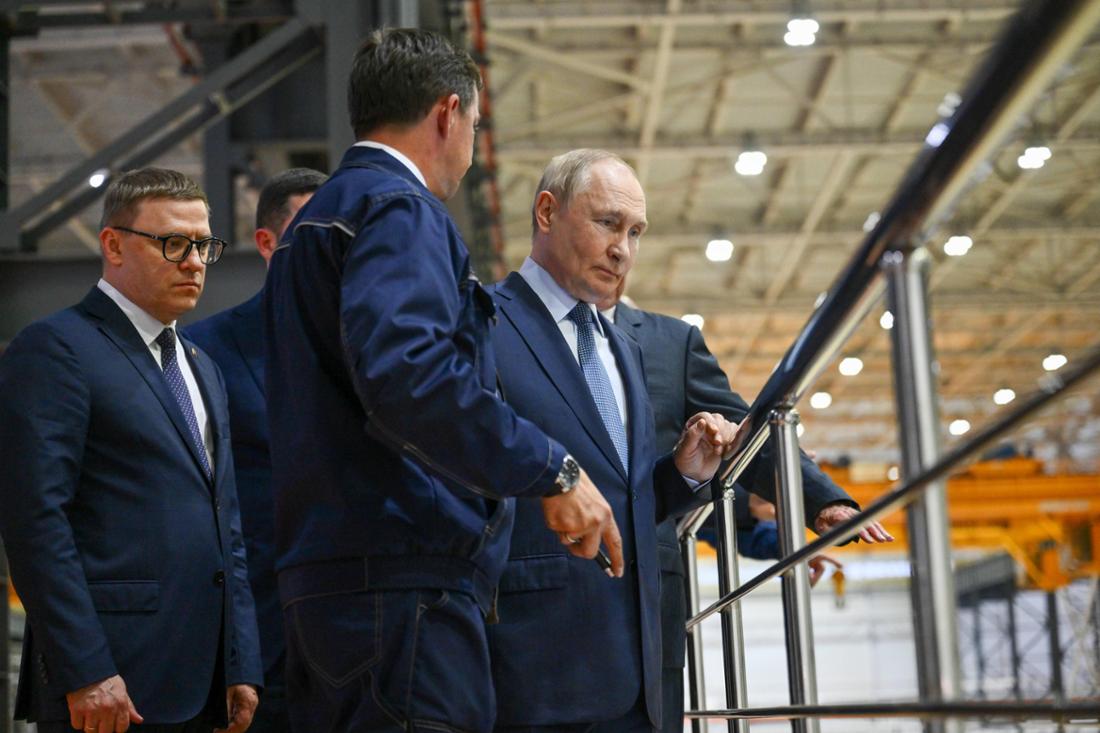  Russlands Präsident Wladimir Putin (R) inspiziert die Kokerei Nr. 12 im MMK Magnitogorsk Eisen- und Stahlwerk.
