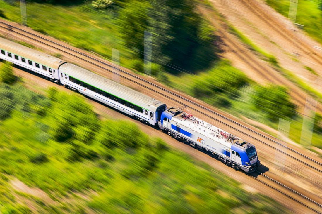 Eine polnischen Eisenbahn von PKP fährt durch die Landschaft