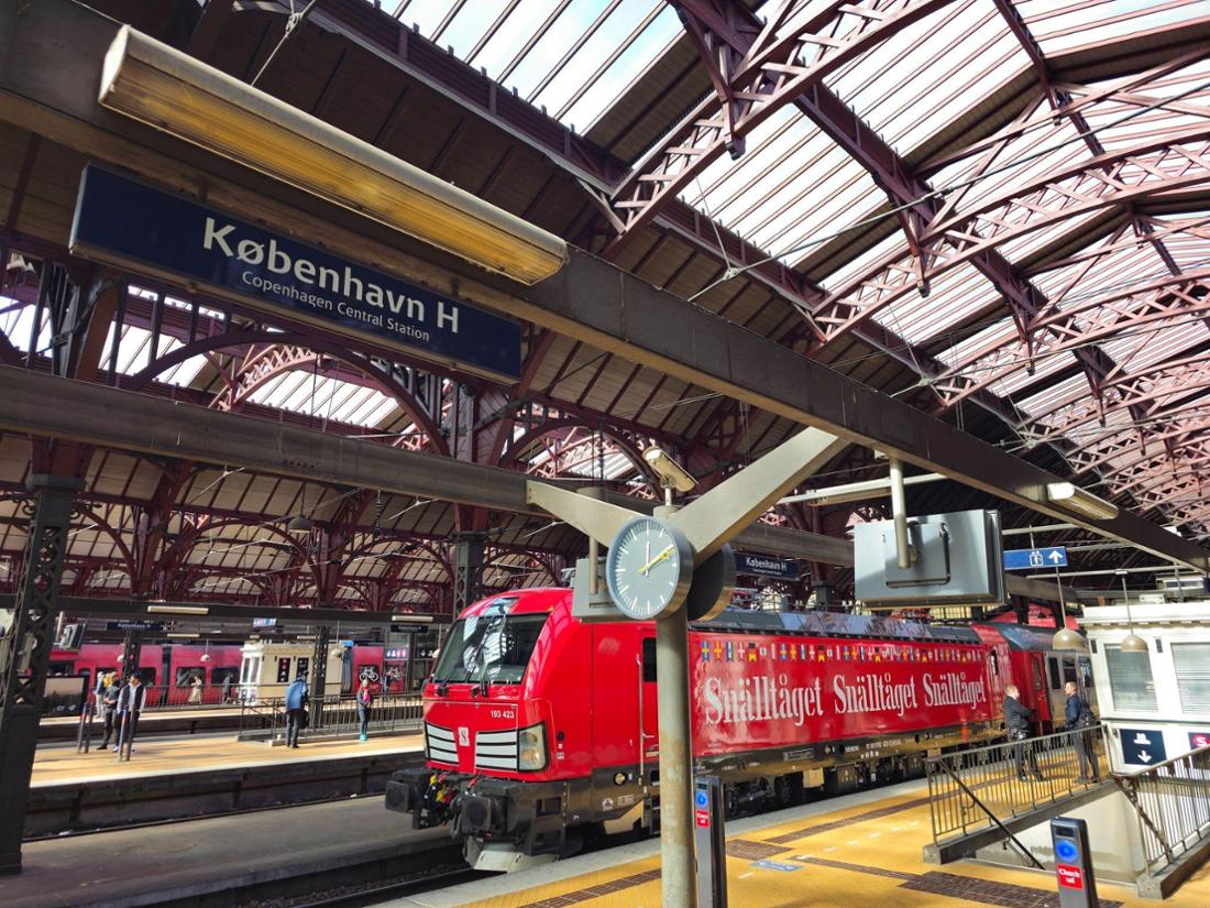 Ein Zug von Snälltåget steht am Bahnhof in Kopenhagen