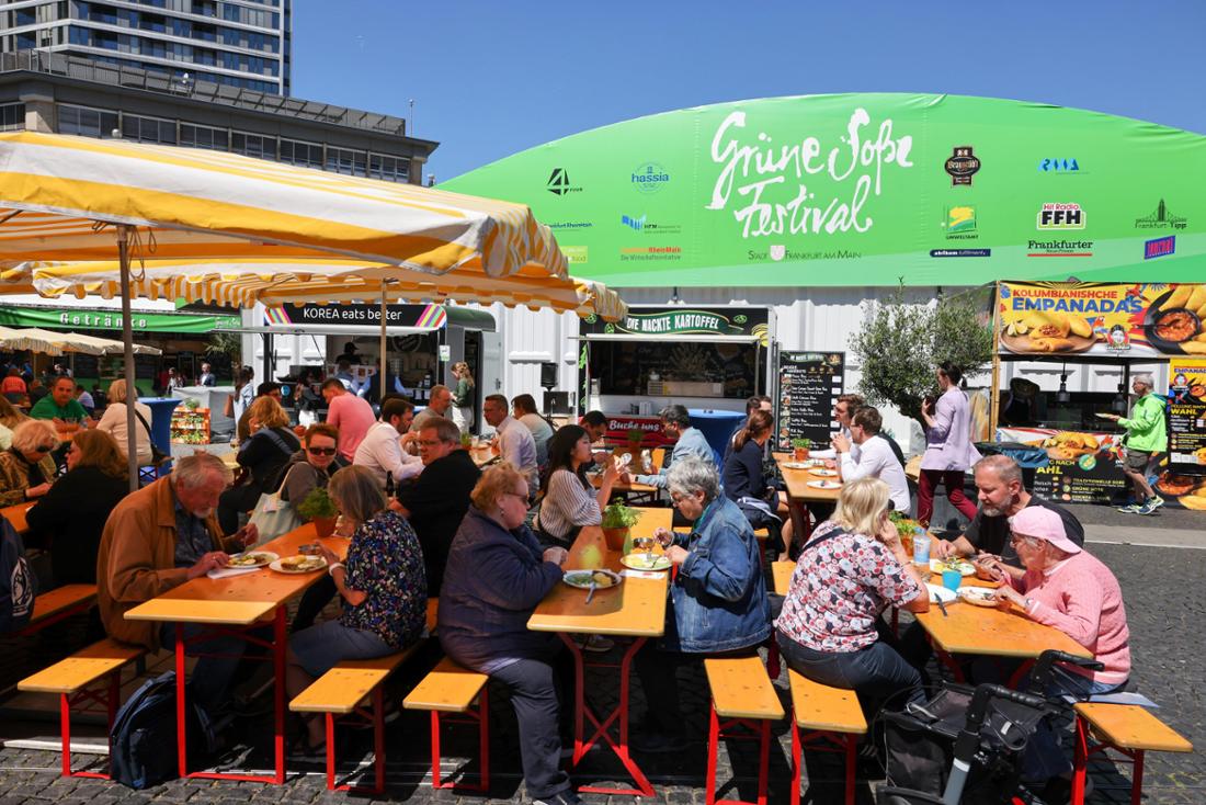 FOTO TAGESSATZFrankfurt: Um die Mittagszeit sitzen viele Menschen im Freien auf dem Grüne Soße Festival auf dem Roßmarkt und essen Grüne Soße.Foto aufgenommen am 19.05.2025Foto: Rolf Oeser