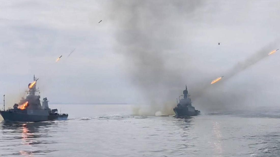 Kriegsschiffe feuern in die Luft