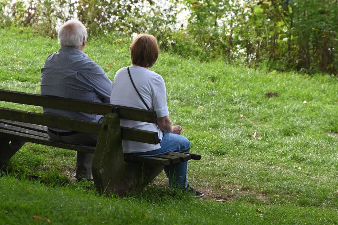 Babyboomer auf der Bank sitzend: Ökonomen fordern mehr Verantwortung. (Symbolbild)