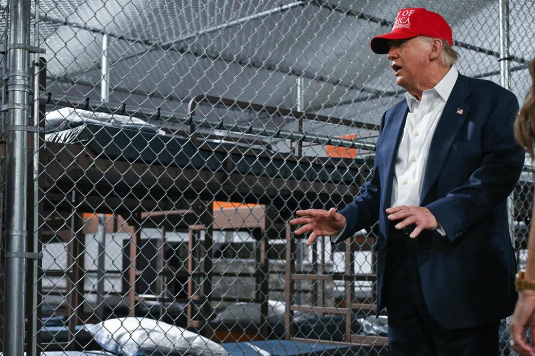 Präsident Trump besucht ein Migranten-Haftzentrum in einem von Reptilien verseuchten Sumpfgebiet in Florida, das den Namen „Alligator Alcatraz“ trägt. 