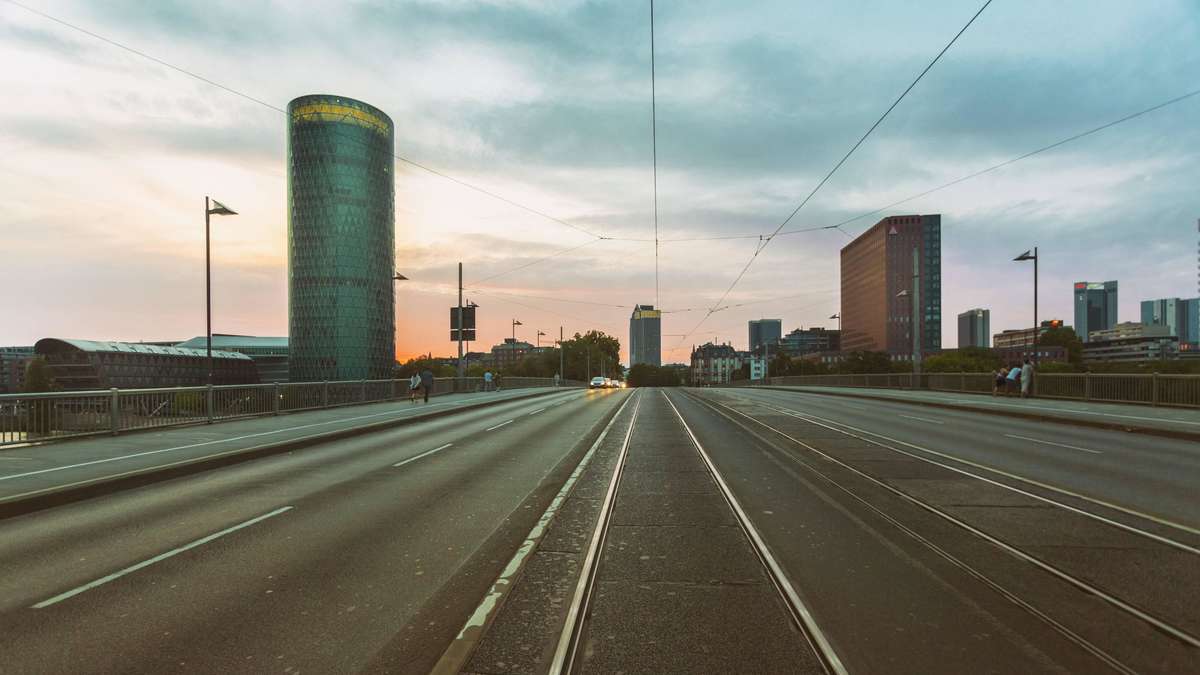 Bauarbeiten auf Frankfurter Brücke: Nahverkehr massiv beeinträchtigt