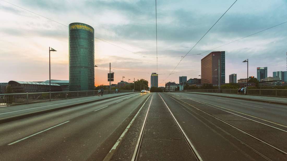 Die Friedensbrücke in Frankfurt bekommt neue Gleise.