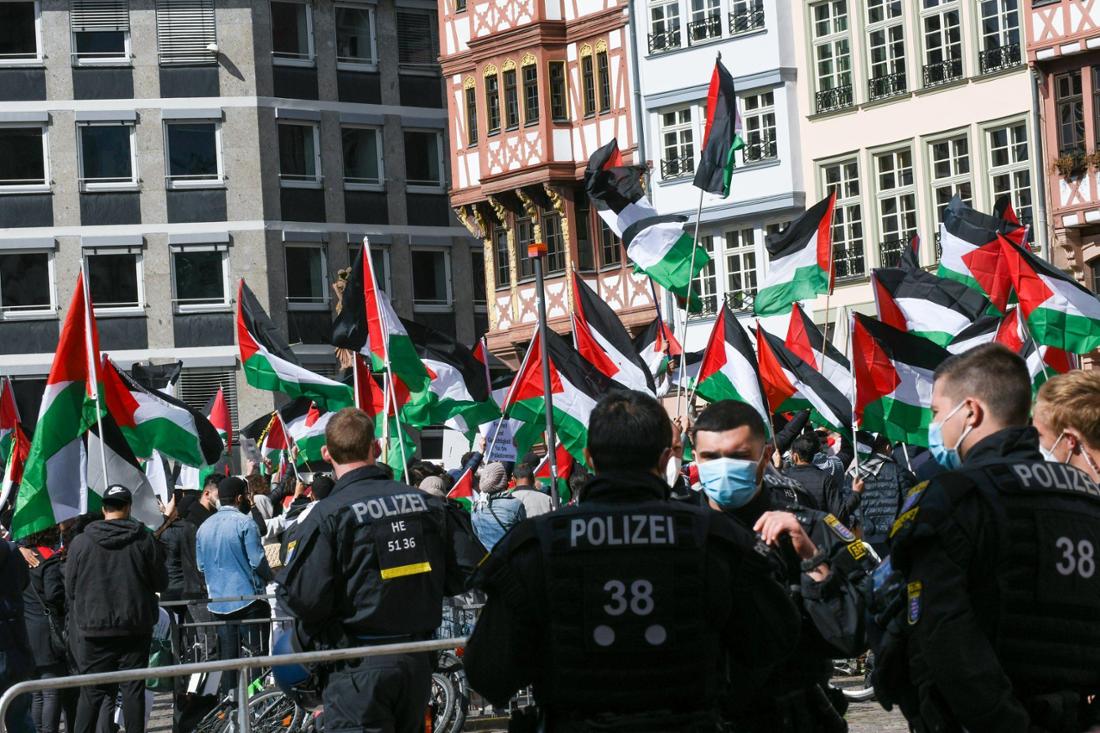 Frankfurt. 22.05.2021. Kundgebung Pro-Palaestina unter dem Motto „Stopp der andauernden Nakba. Sofortiges Ende der israelischen Annexion und Aggression“ auf dem Roemerberg. Polizei steht rund um den Platz vor dem Roemer.TAGESHONORARVeroeffentlichung nur zur aktuellen Berichterstattung, unter Beachtung des Medienprivilegs.Vereinbarung ueber Abtretung von Persoenlichkeitsrechten der abgebildeten Person(en), Model / Product Release liegt nicht vor. Foto: Renate Hoyer,Waldschmidtstr. 17,60316 Frankfurt. Tel. Mobil:0171-7992955. Frankfurter Volksbank IBAN: DE65 5019 0000 6500 9832 89.BIC:FFVBDEFF,  Steuernr.:014 829 04467