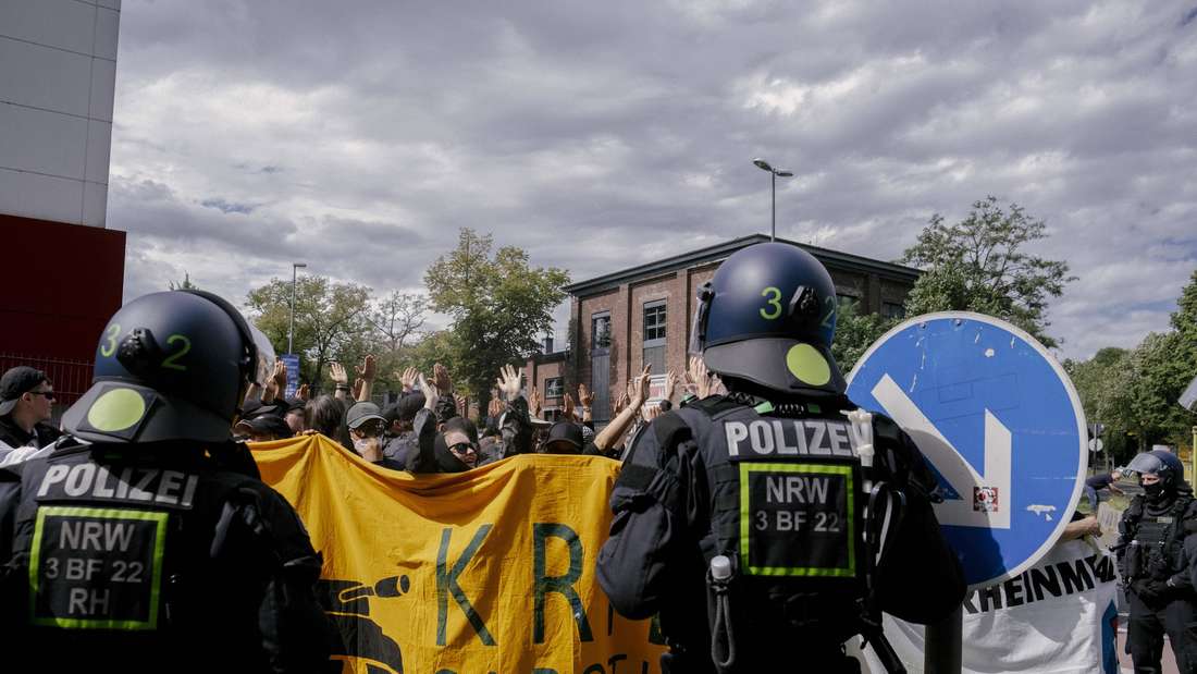 Polizei und Demonstranten im Einsatz: Bei einer Antikriegs-Demo in Köln kam es zu Auseinandersetzungen.