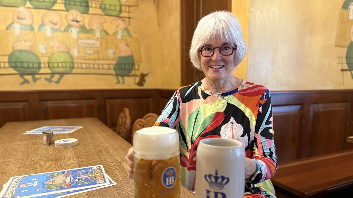 US-Touristin bringt nach 50 Jahren Masskrug zurück ins Hofbräuhaus