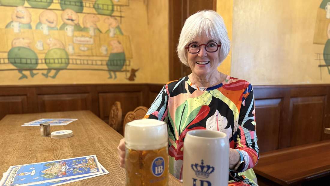 Carol aus den USA gibt nach 50 Jahren dem Hofbräuhaus seinen Keferloher zurück.