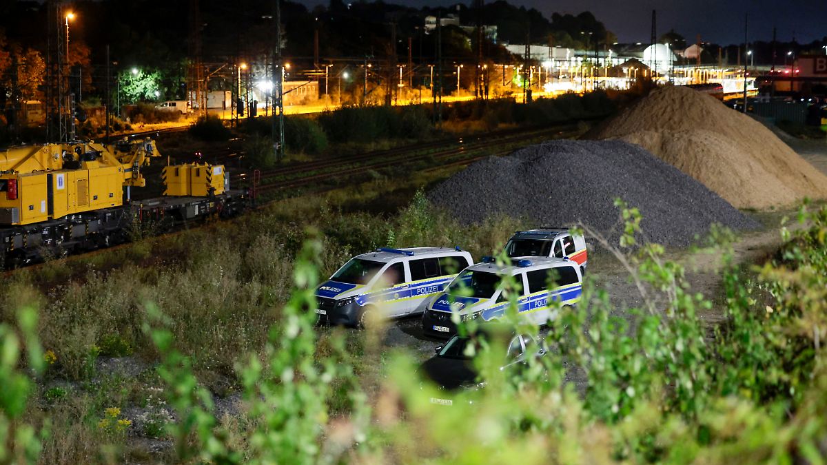 Mutmaßliche Sabotage: Brand an Gleisen in Wuppertal - Staatsschutz ermittelt