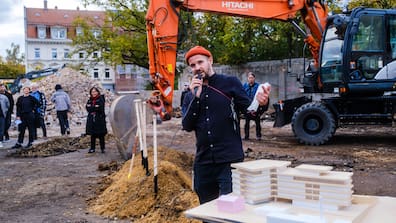 Architekt Juri Kuther war bei den Bauplänen der Genossenschaft Leika in Connewitz von Anfang an dabei. An der Wolfgang-Heinze-Straße entstehen jetzt auch 19 Sozialwohnungen auf einer Fläche, die einst der Bima gehörte.