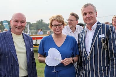 Modethemen am See: Innenministerin Daniela Behrens lobt den Look von Karsten Pilz (rechts), das musste Volker Müller neidlos anerkennen.