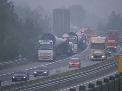Der Schwertransport, der auf der A215 am Freitag zunächst nicht weiterkommt, führte bereits im morgendlichen Berufsverkehr zu Behinderungen.