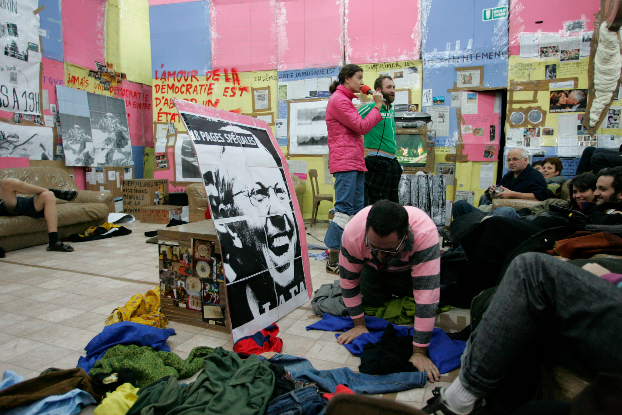 Szene aus einer umstrittenen Ausstellung von Thomas Hirschhorn im Centre Culturel Suisse, mit einer Kunstinstallation und Umstehenden.