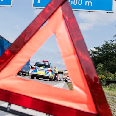 Die Polizei ermittelt, wie es zu dem tödlichen Unfall auf der Autobahn kommen konnte (Symbolfoto).