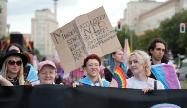 300 Teilnehmer - „Inta* Pride Berlin 2025“ zieht mit Musik durch Berlin - Politik