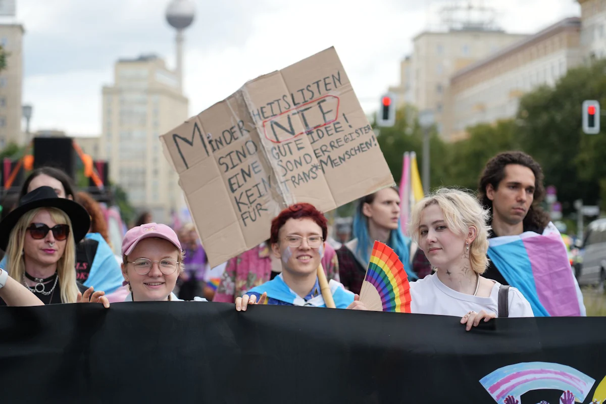 300 Teilnehmer - „Inta* Pride Berlin 2025“ zieht mit Musik durch Berlin - Politik