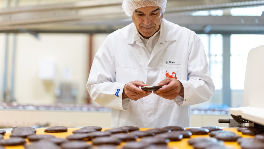 Dirk Kuen, Betriebsleiter bei Lebkuchen Schmidt, prüft stichprobenartig die Qualität frisch gebackener Lebkuchen.