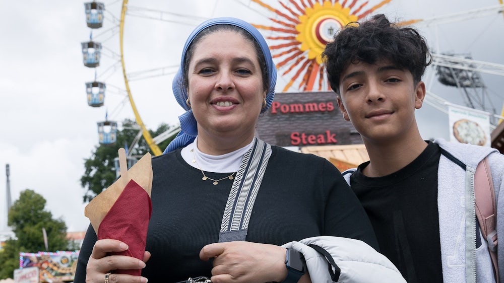 Rasha Kotb und ihr Sohn Selim kommen aus Kairo und sind unterwegs zum Riesenrad.