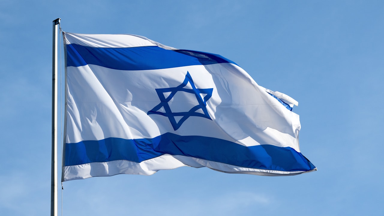 Israel-Flagge in Berlin angezündet: Staatsschutz ermittelt | Politik