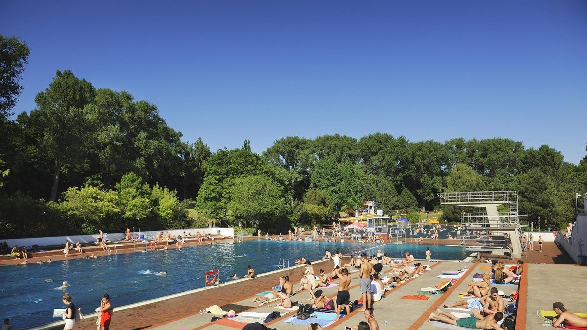 Sommerbad am Insulaner: Relaxen am Rand eines Trümmerbergs. 