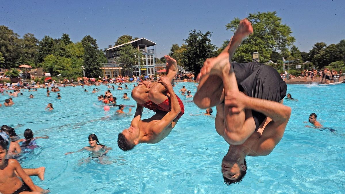 Sommerbad Neukölln: mit Salto ins Wasser.