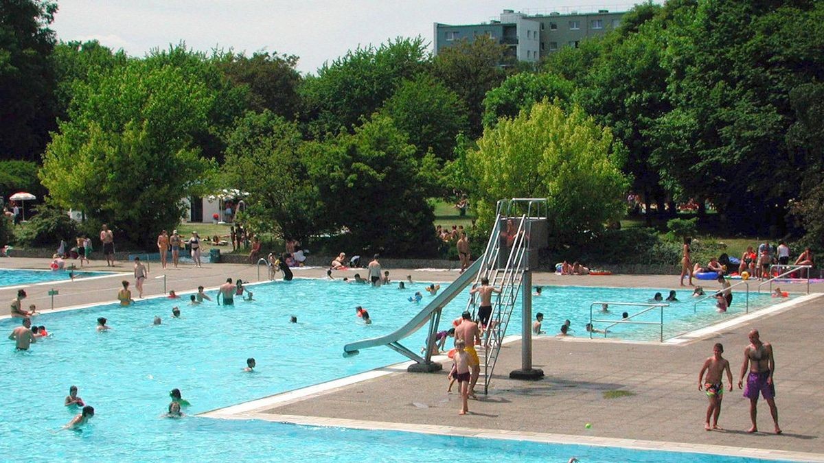 Sommerbad Seestraße: Bäume auf der Liegewiese spenden Schatten.