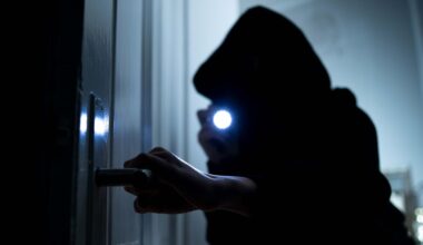 Bochumerin hört Geräusche in Wohnung und ertappt Einbrecher