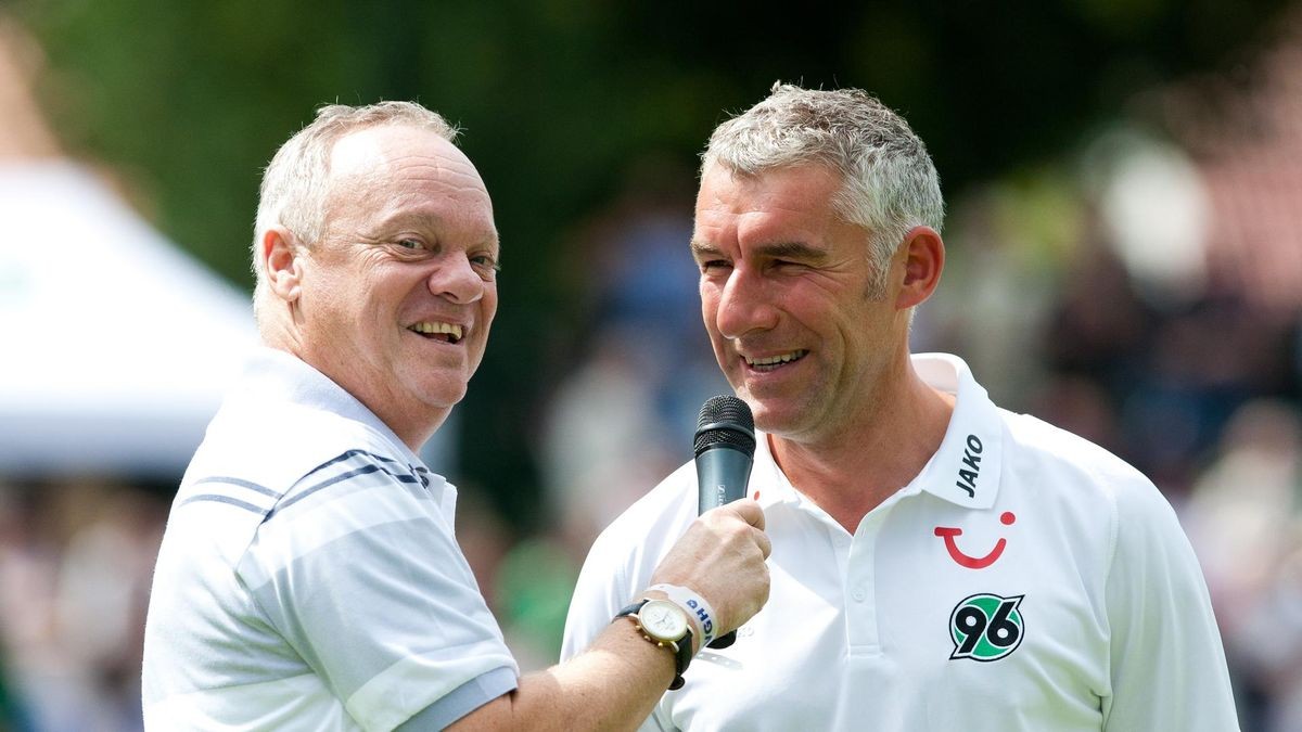 Rolf Töpperwien interviewt H96-Trainer Mirko Slomka beim Testspiel von Hannover 96 gegen eine Kreisauswahl im Jahnstadion in Osterode am Harz am Sonntag, 26. Juni 2011.