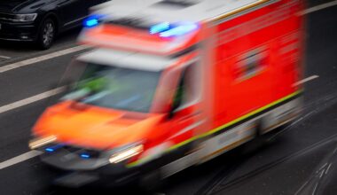 Düsseldorf: Krankenwagen stößt mit Pkw zusammen