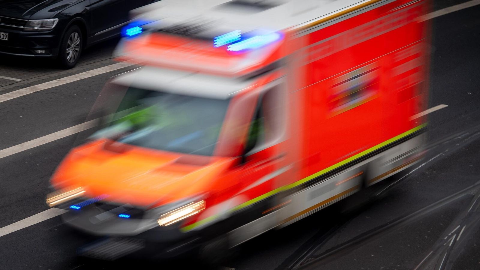 Düsseldorf: Krankenwagen stößt mit Pkw zusammen