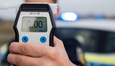 Mann (28) klettert auf Laterne