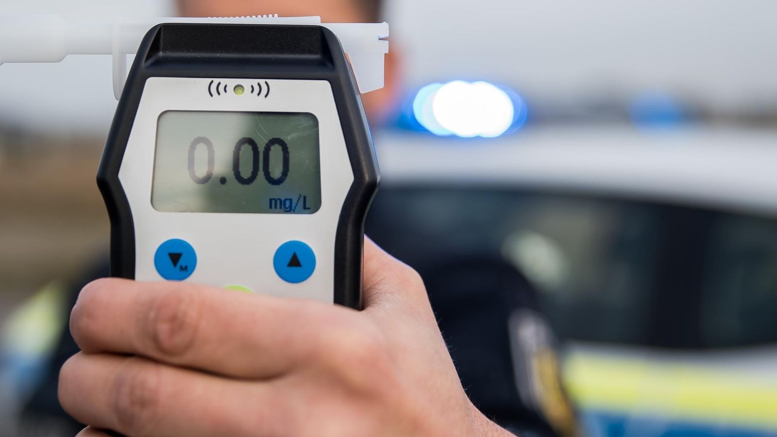 Mann (28) klettert auf Laterne