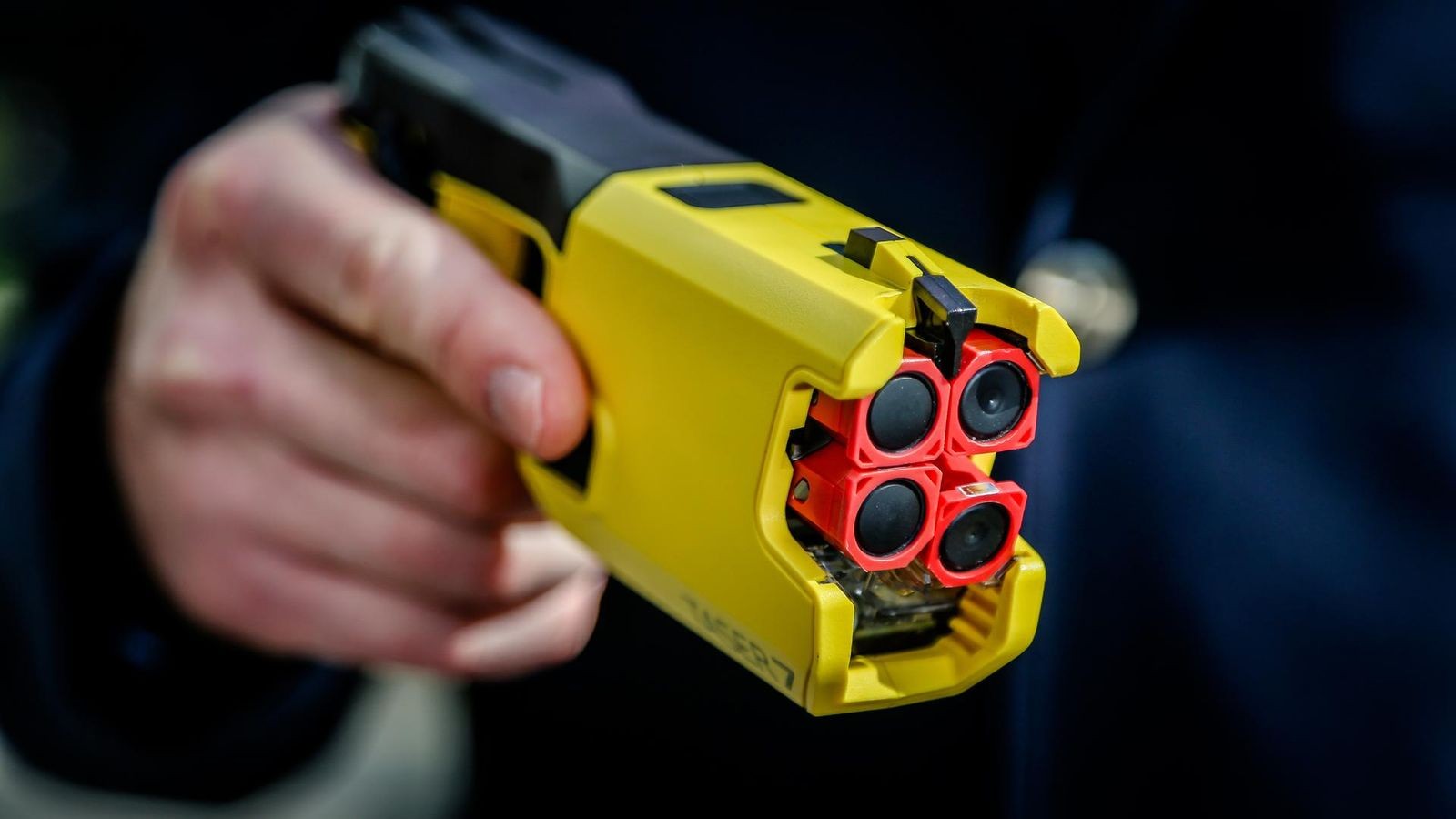 Polizei lähmt Randalierer mit Elektro-Schocker