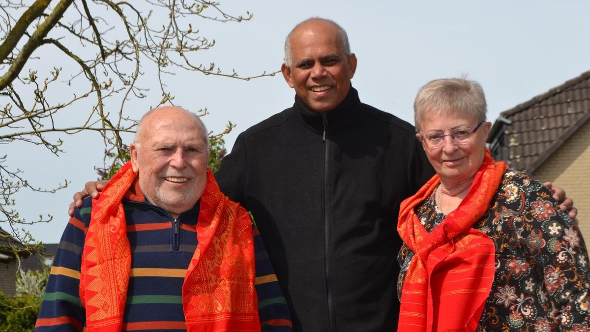 Zu Besuch bei Freunden in Vechelde: Pfarrer Sabukuttan Francis (Pater Sabu/Mitte) aus Indien bei Adolf und Helga Bialas (Archivfoto).  