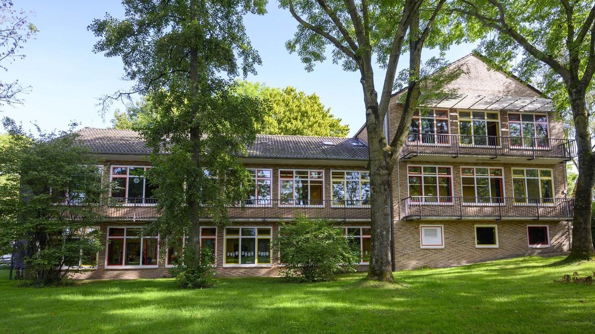 Die Emil-von-Behring-Schule in Hofstede: Im Umfeld der Grundschule sind zwei Verdachtspunkte für mögliche Weltkriegs-Blindgänger entdeckt.