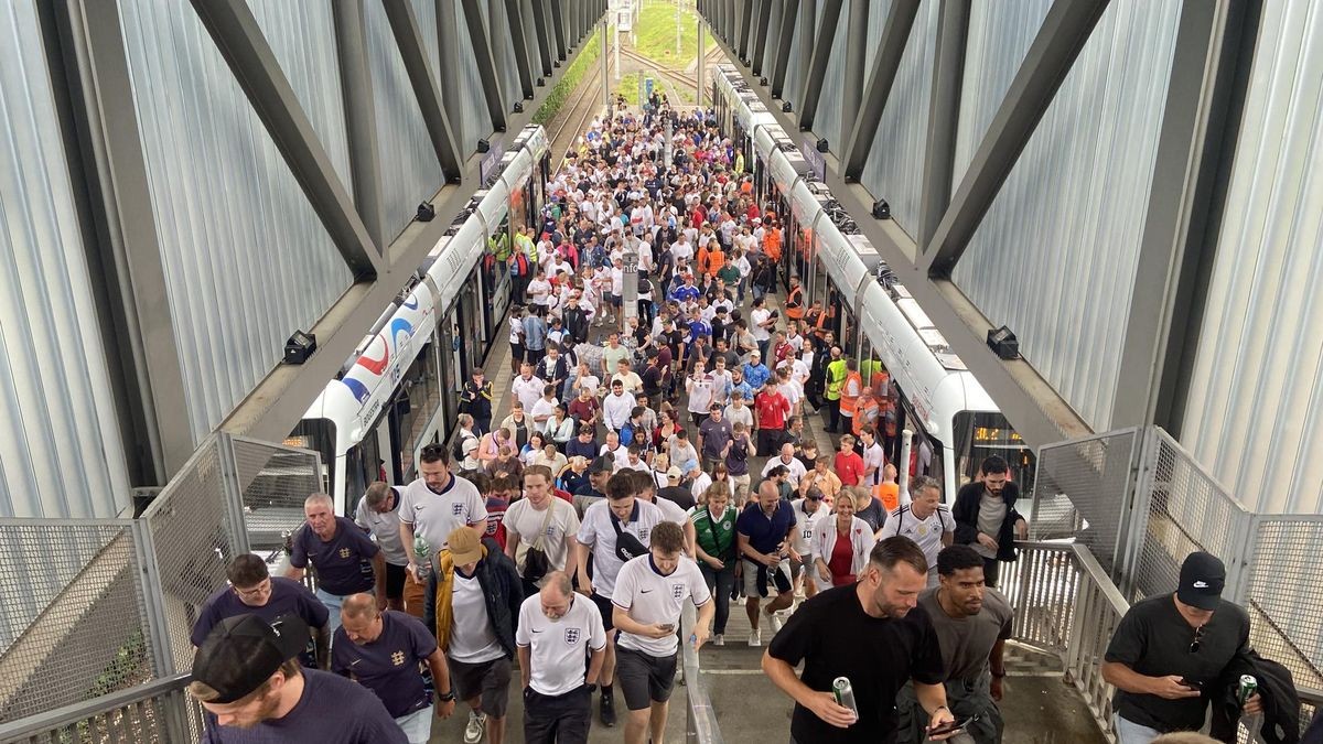 
Bei Fußballspielen in der Gelsenkirchener Arena reisen immer Tausende Fans mit der Straßenbahn an.