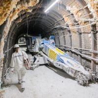 Eine Mitarbeiterin läuft an einem Fräskopf im Atommülllager Asse vorbei. (Archivbild)