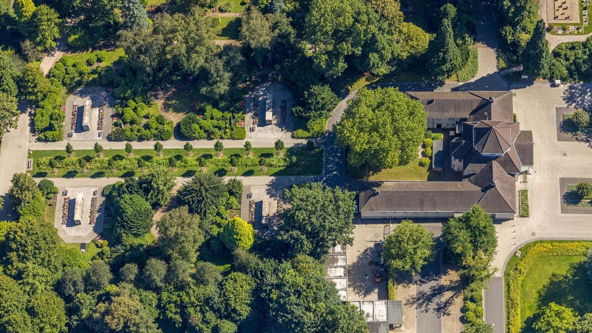 Die Zugänge zu kommunalen Herner Friedhöfen - im Bild der Südfriedhof an der Wiescherstaße - sollen nachts wieder verschlossen werden, fordert das BSW.