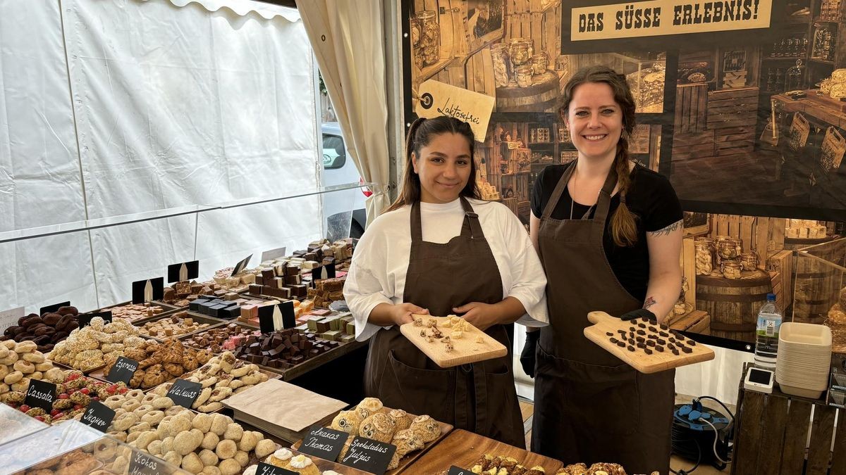Kim Weinlich (links) und Ninja Schwarztrauber von „Mallek’s Gourmetträume“ boten den Besuchern beim Gourmet Festival 2024 süßes Gebäck an. (Archivbild)