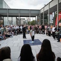 Von Schaulustigen umringt: Das Breakdance-Battle auf dem Museums-Vorplatz begeisterte das Publikum.