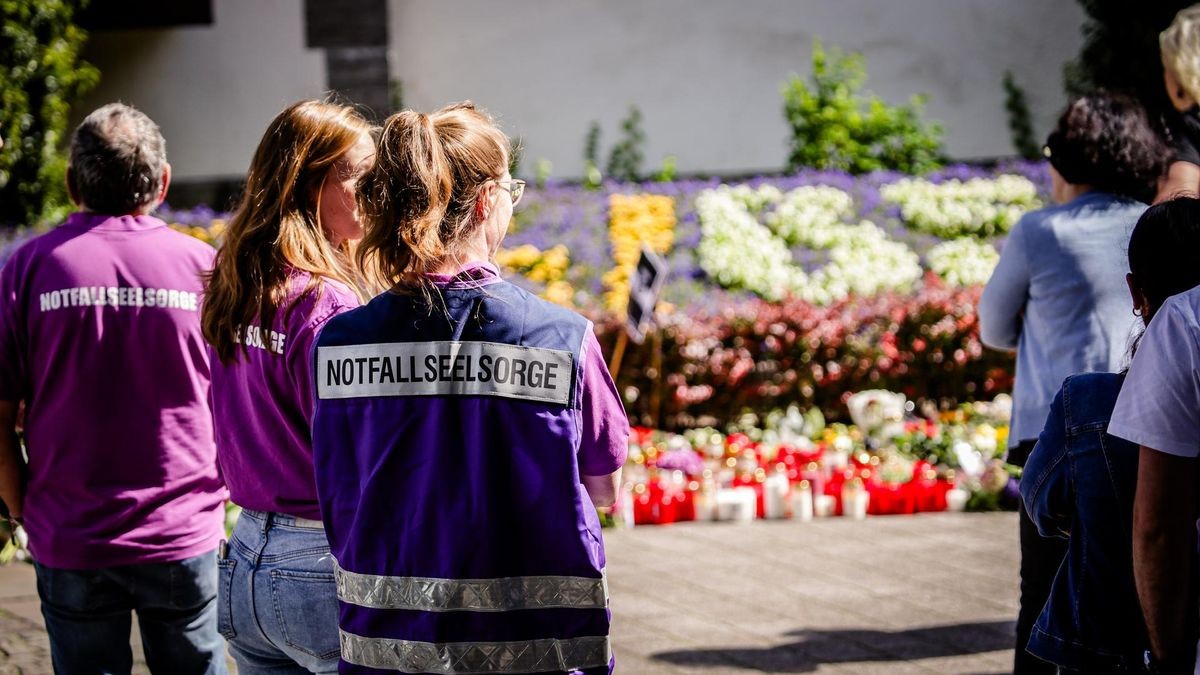 Solingen vor einem Jahr: Auf dem Fronhof legen Menschen Blumen nieder, Seelsorger sind vor Ort. 
