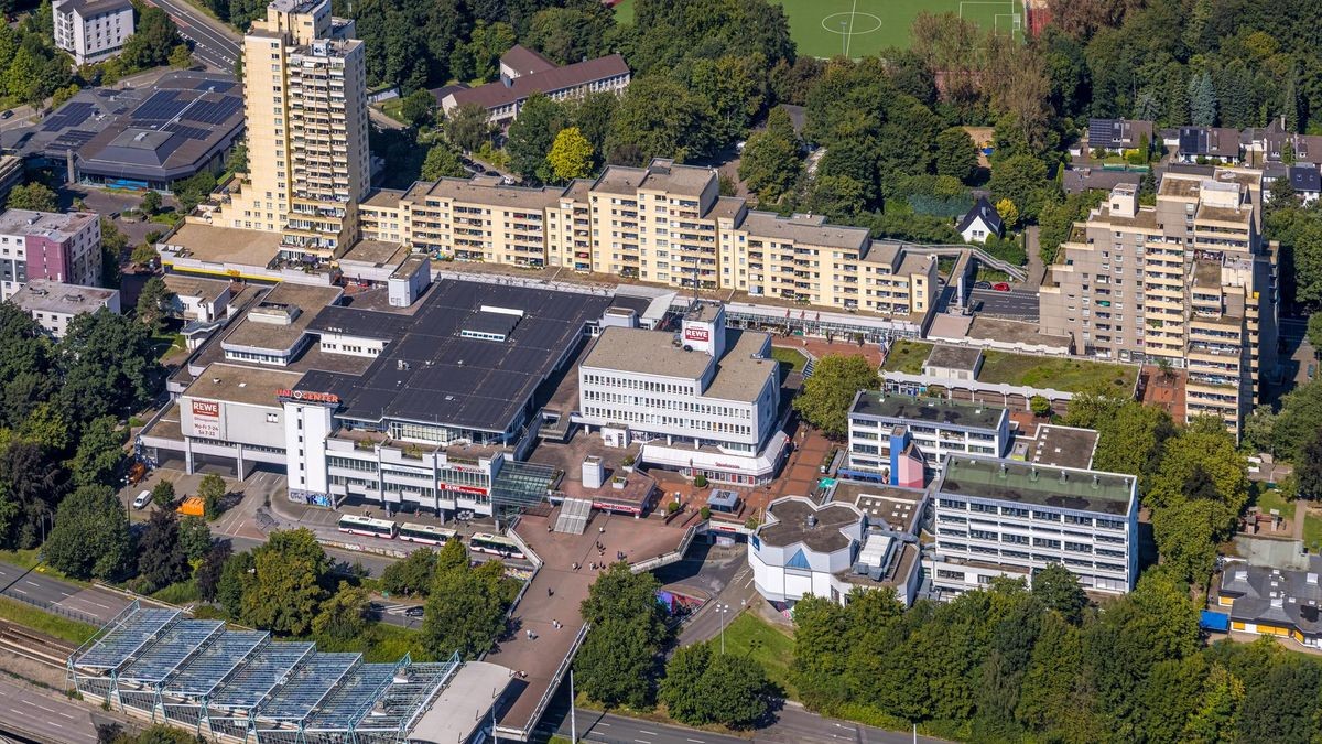 Das Unicenter in Bochum aus der Luft: Der unbekannte Täter soll von der Bushaltestelle unterhalb des Centers in Richtung Universität geflüchtet sein.