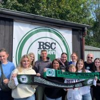 Die „Ultras“ des Rüttenscheider SC  um „Vadda“ (2. v. r.) bestehen vor allem aus Familienmitgliedern der Spieler.