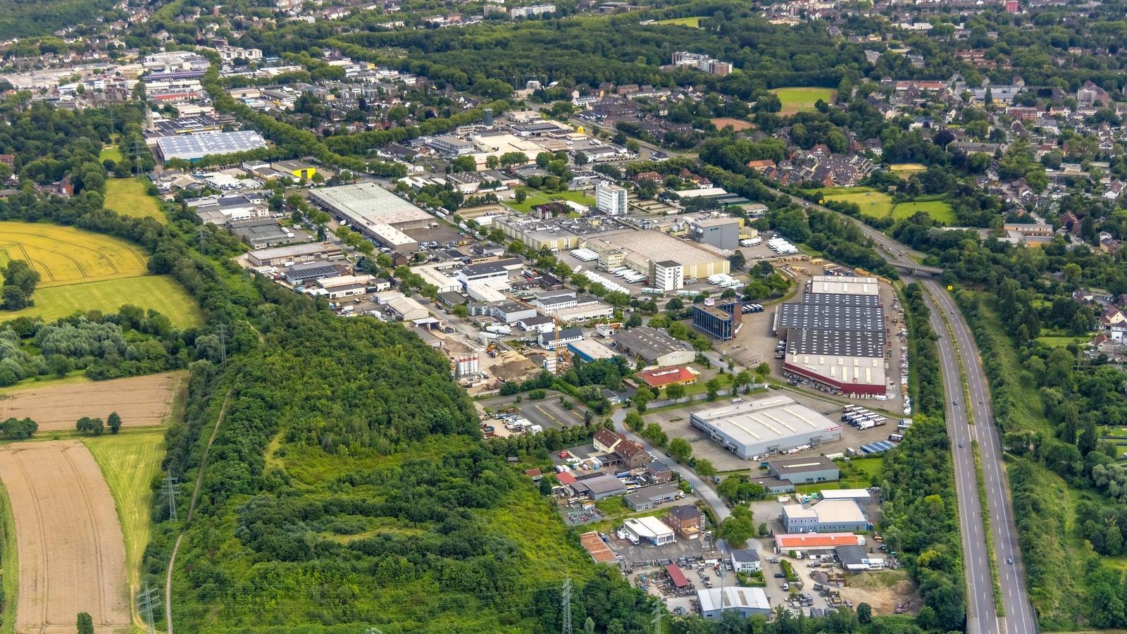 Mann (34) bricht bei Arbeiten auf Duisburger Lagerhalle ein