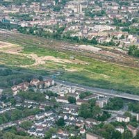 Das alte Güterbahnhofsgelände in Duisburg südlich des Hauptbahnhofs. Hier plant die Gebag zwischen Autobahn A59 und Bahnstrecke das gemischte Quartier „Duisburger Dünen“. Luftbild: Gebag  