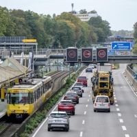 2023 wurde die zulässige Höchstgeschwindigkeit auf der A40 in Essen auf 60 km/h herabgesenkt. Der Grund: schlechte Luft. Nun wurde der Grenzwert erstmals übers Jahr eingehalten.