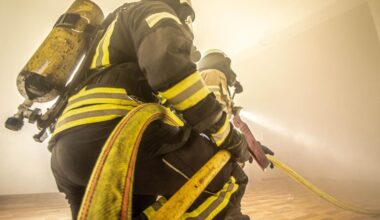 Verdacht auf schwere Brandstiftung: Gesucht wird eine Frau