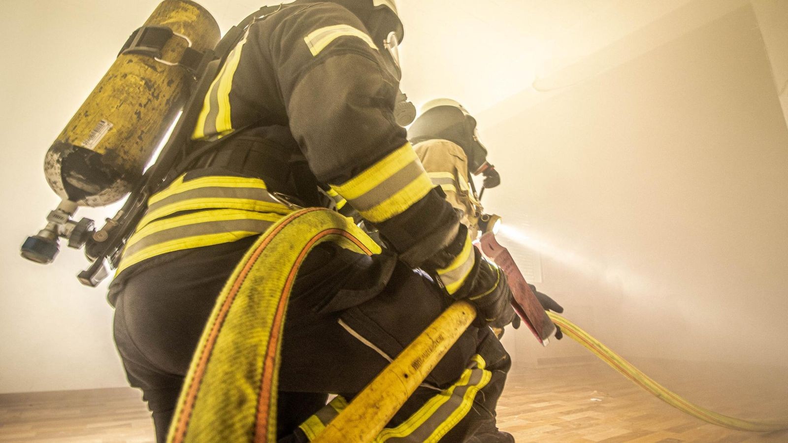 Verdacht auf schwere Brandstiftung: Gesucht wird eine Frau